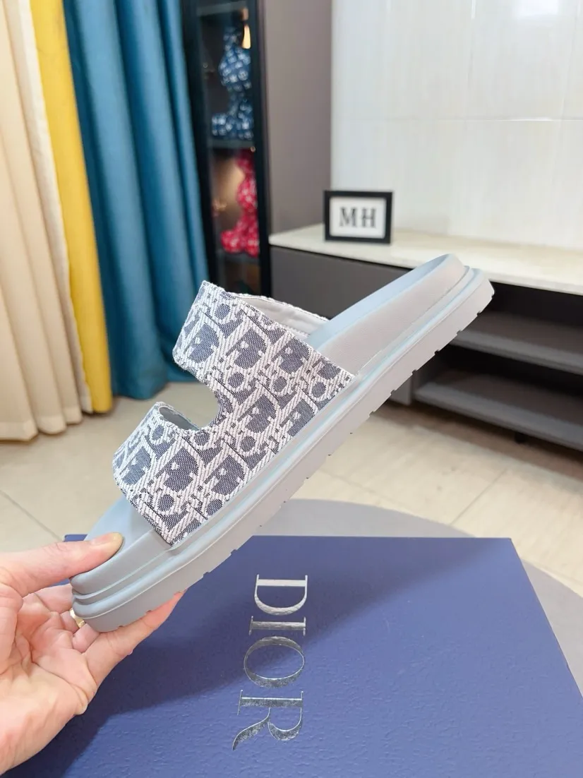 Men's Men's Shoes 💰320🌸🌸Dior Aqua Men's Sandals Slippers. Showcasing Dior haute couture design. The Dior gray suede strap is accented with an aluminum Dior buckle for added style. Paired with a comfortable tonal notch sole, they pair easily with shorts or jeans for a sophisticated look. Main body: suede cow leather, technical fabric lining: cow leather, with adjustable straps, aluminum Dior buckle, Dior gray EVA insole, tonal notch rubber outsole splicing structure👌👌size: 38-44 (45.46 customized)